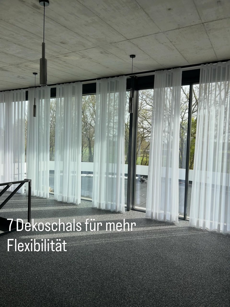Weiße Dekoschals in Loft-Wohnung