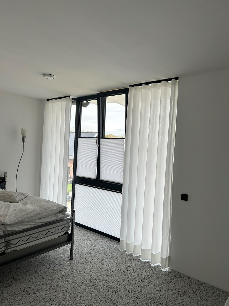 Moderne Gardinen und Plissee im Schlafzimmer