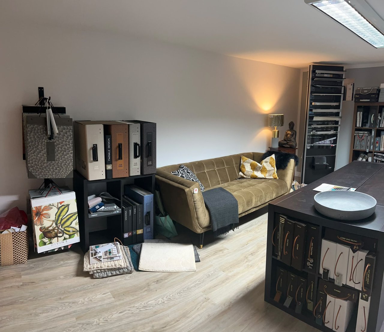 Beratungsbereich mit Sofa im Showroom