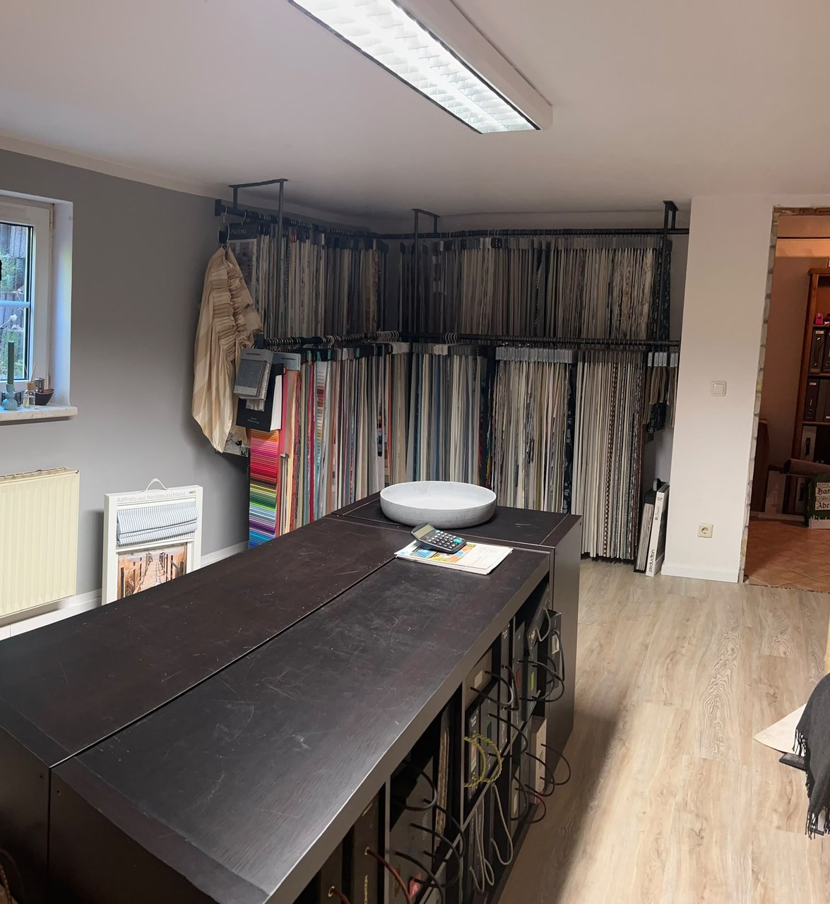 Stoffmusterwand und Theke im Showroom