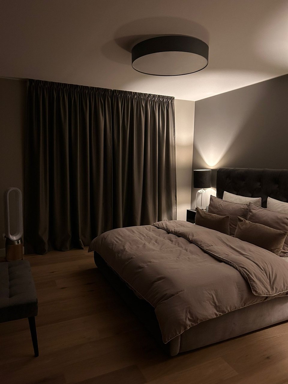 Schlafzimmer mit Vorhängen im Abendlicht