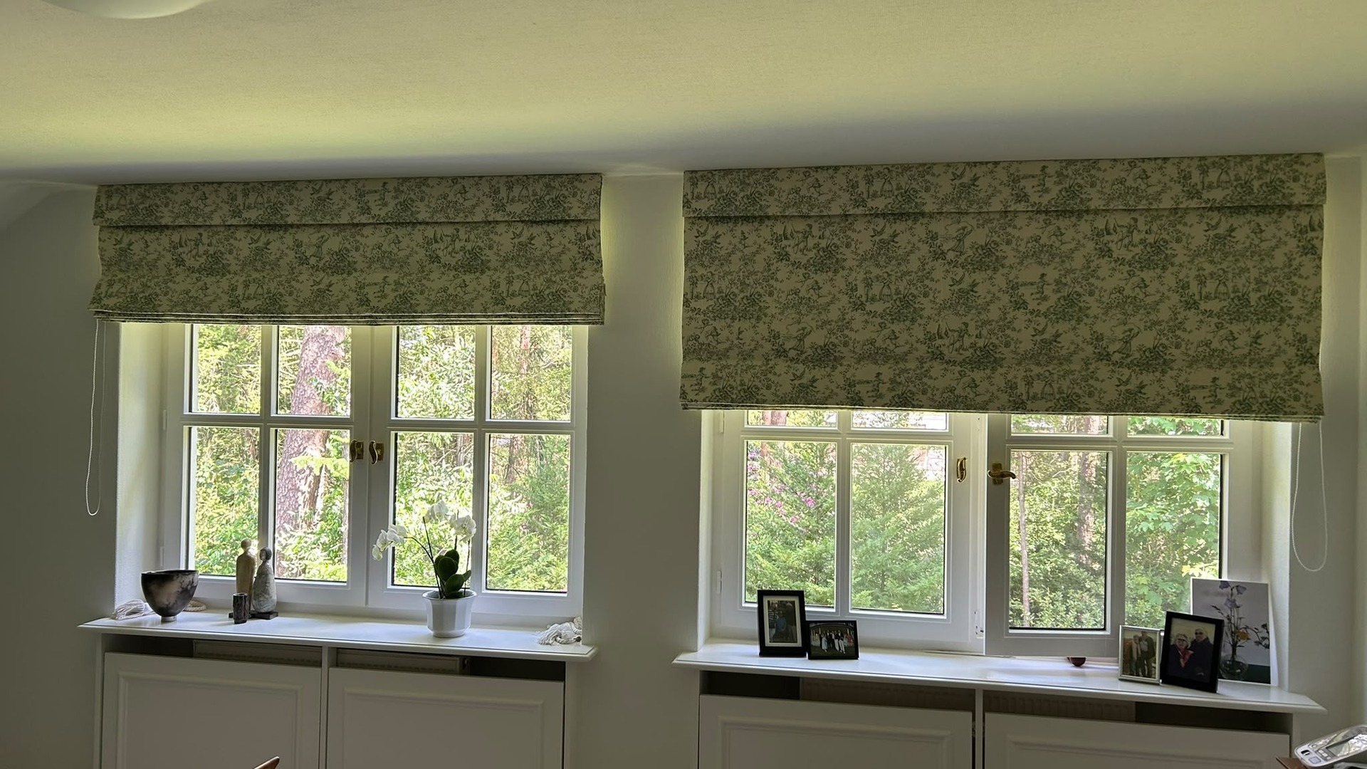Florales Raffrollo in hellem Wohnraum